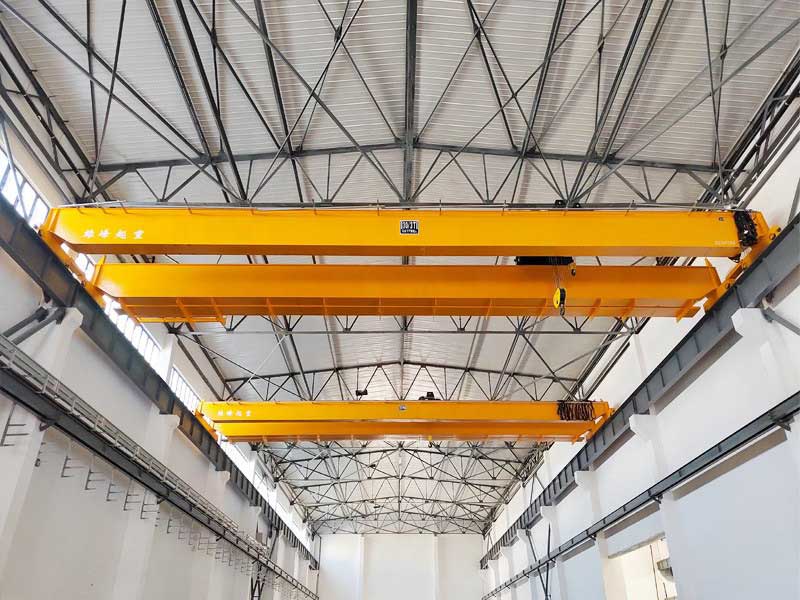 Impulsar la eficiencia de la producción: 2 juegos de puentes grúa instalados en una fábrica de productos plásticos